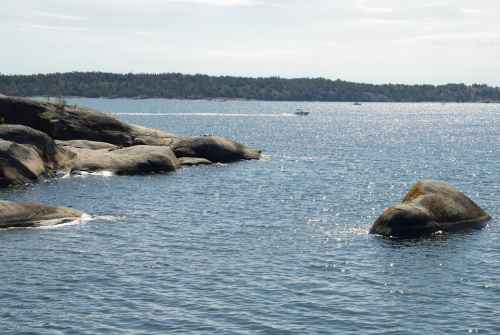 Klippor, hav och ljus himmel