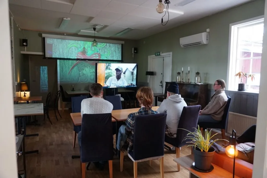Orno-kids 4 unga tittar på tv